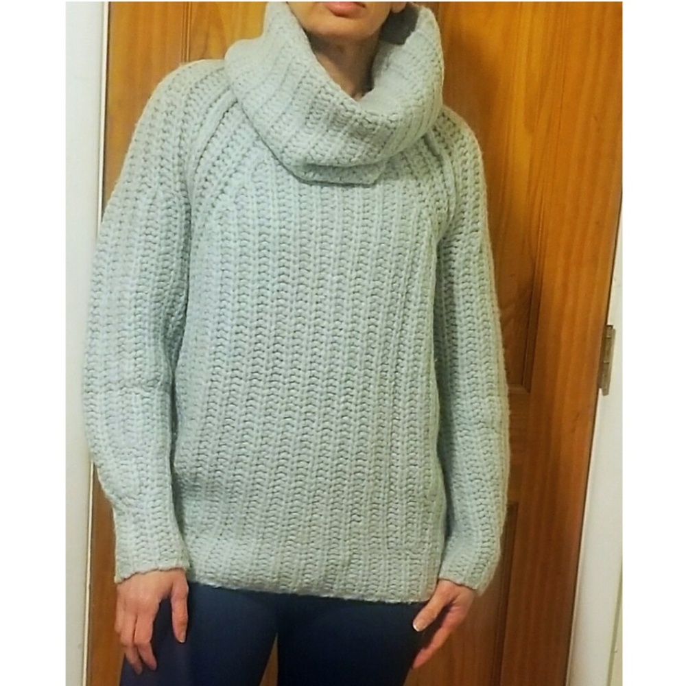 Aritzia chunky crewneck turtleneck sweater size XS